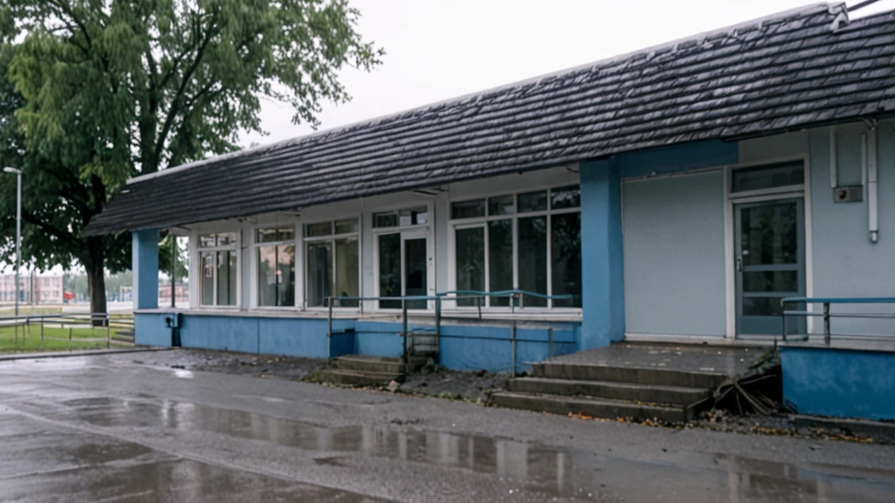 Наводнение после ливней затопило закрытую поликлинику в Омске