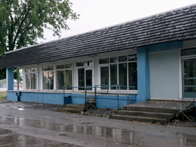 Наводнение после ливней затопило закрытую поликлинику в Омске